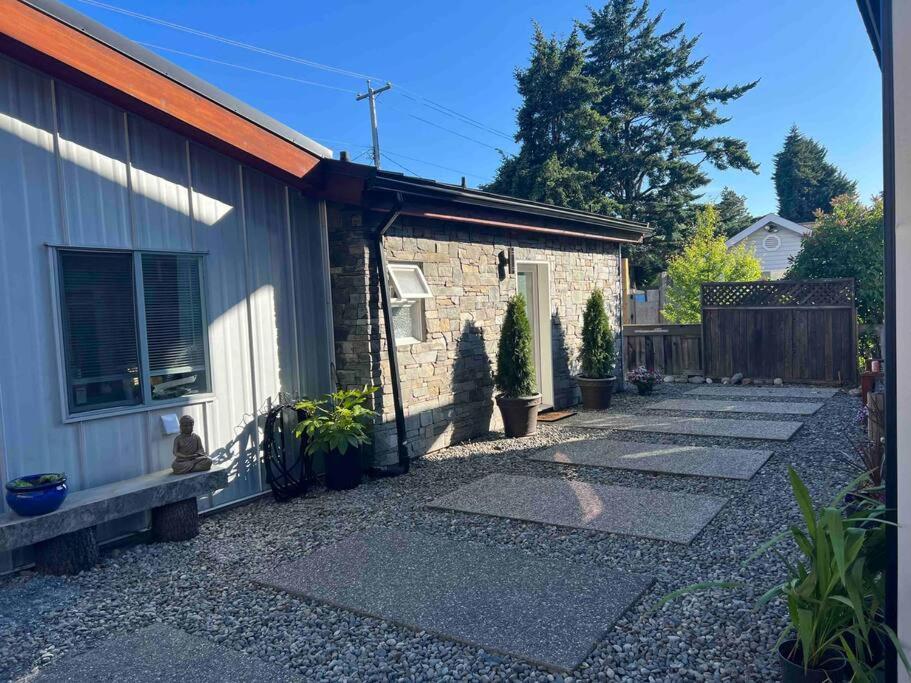 Private Bright Modern Studio! Queen Bed ! Victoria Exterior photo
