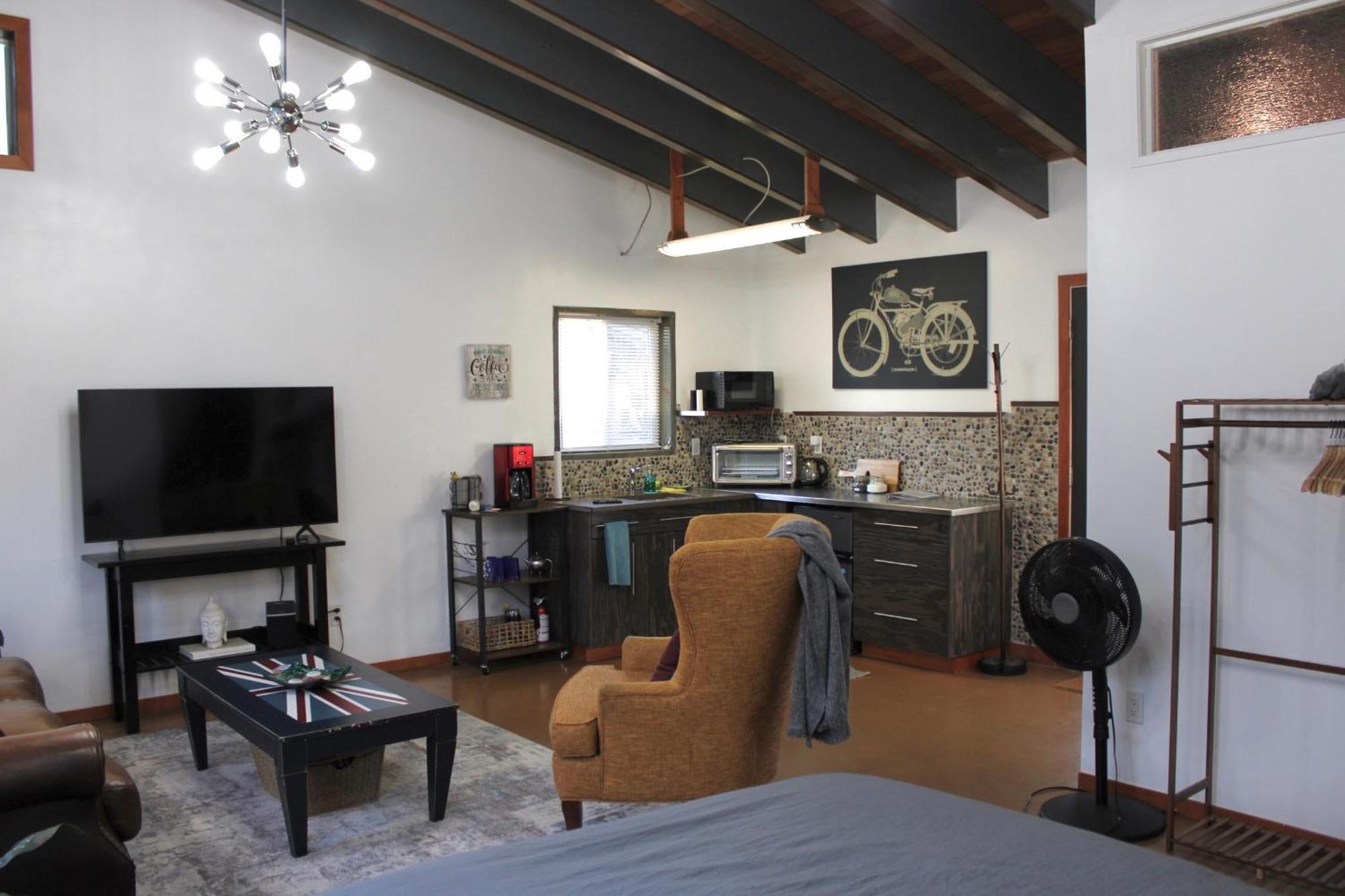 Private Bright Modern Studio! Queen Bed ! Victoria Exterior photo